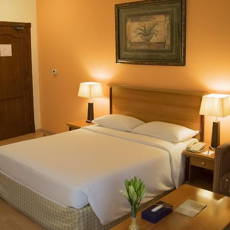 Le Royal Express Salmiya Hotel Exterior photo